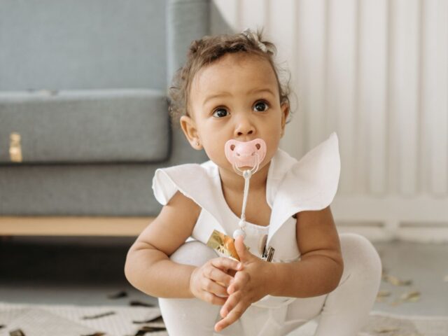 Quel impact la suce peut-elle avoir sur le langage de votre enfant?