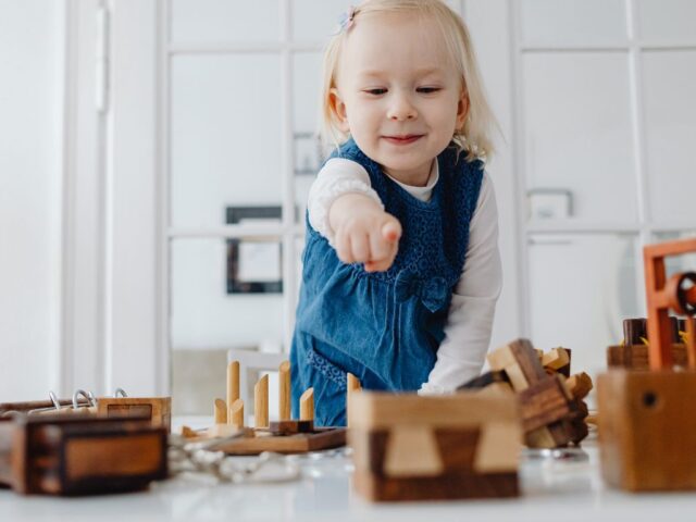 Éviter de dire “C’est quoi ça ?” pour stimuler le langage